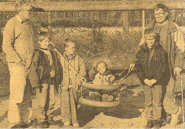 Beau mag de nieuwe Schommelschuit uitproberen, geflankeerd door Björn. Hans, Bart, vrijwilliger Henk Blok (links) en beheerder Jaap Stegemeijer (rechts). 